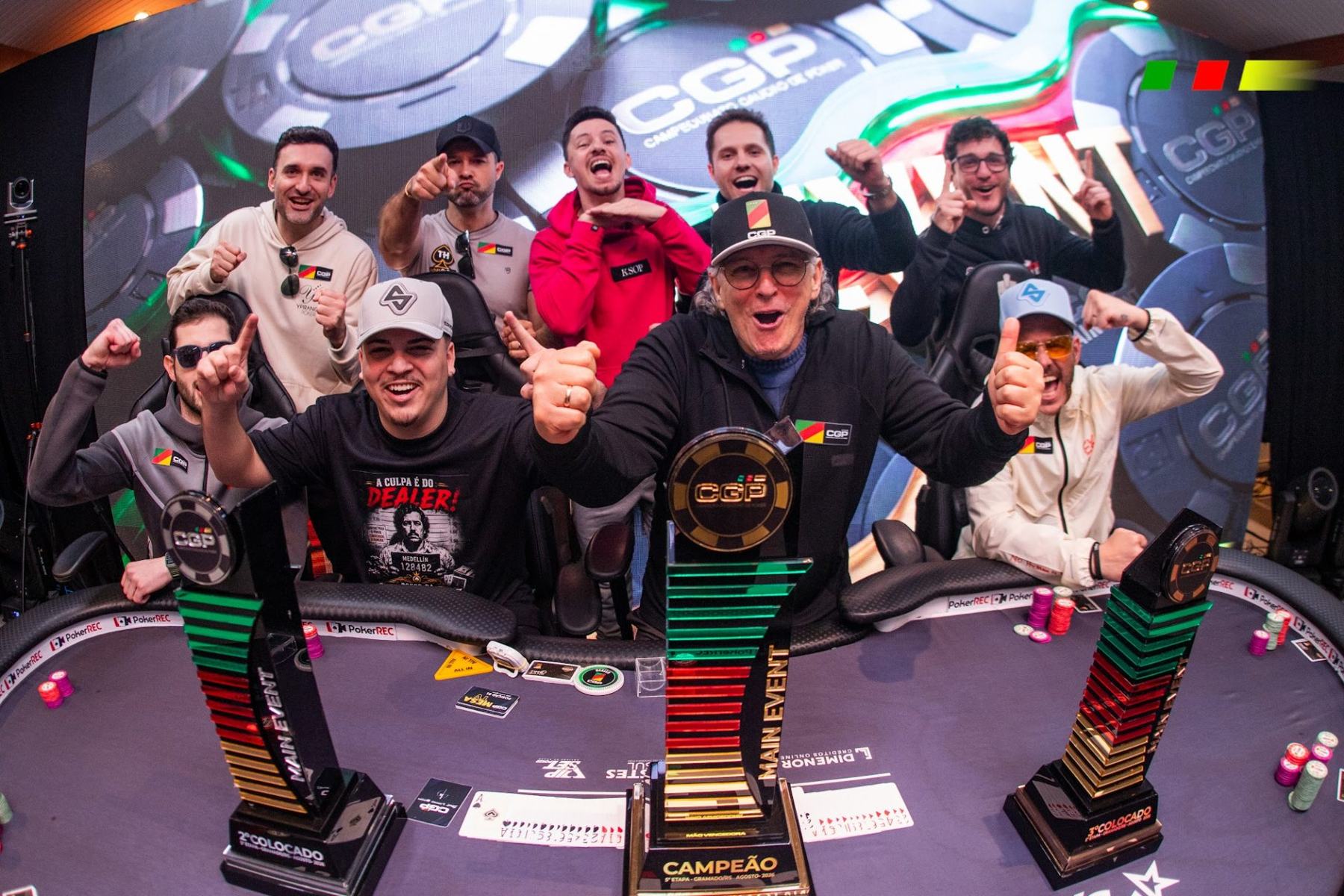 Jogadores comemorando com troféus na mesa final do CGP