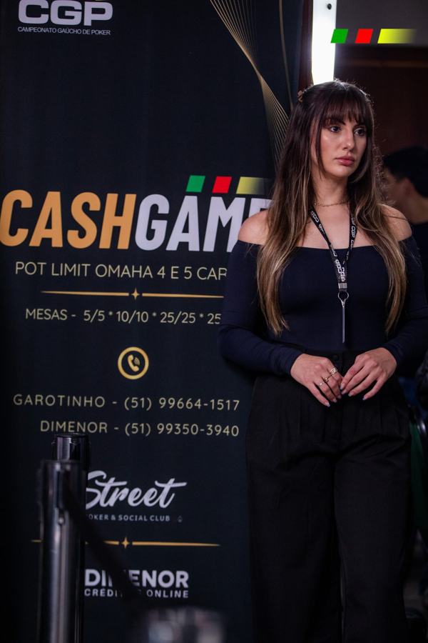 Painel do cash game com promotora