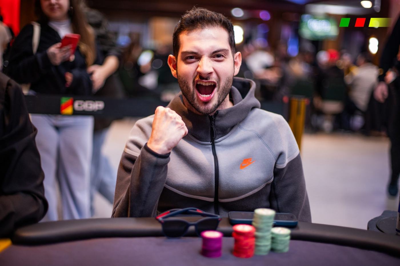 Jogador vibrando na mesa