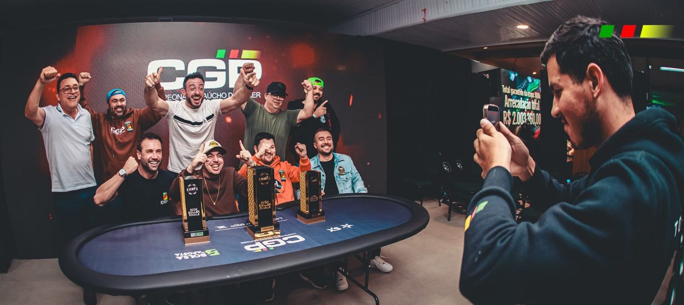 Mesa final reunida com troféus
