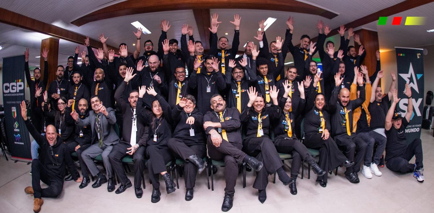 Equipe do CGP uniformizada comemorando